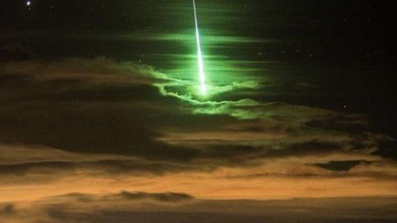 Yeşil ışık saçan meteor herkesi şaşırtmıştı! Türkiye Uzay Ajansı o görüntüleri doğruladı