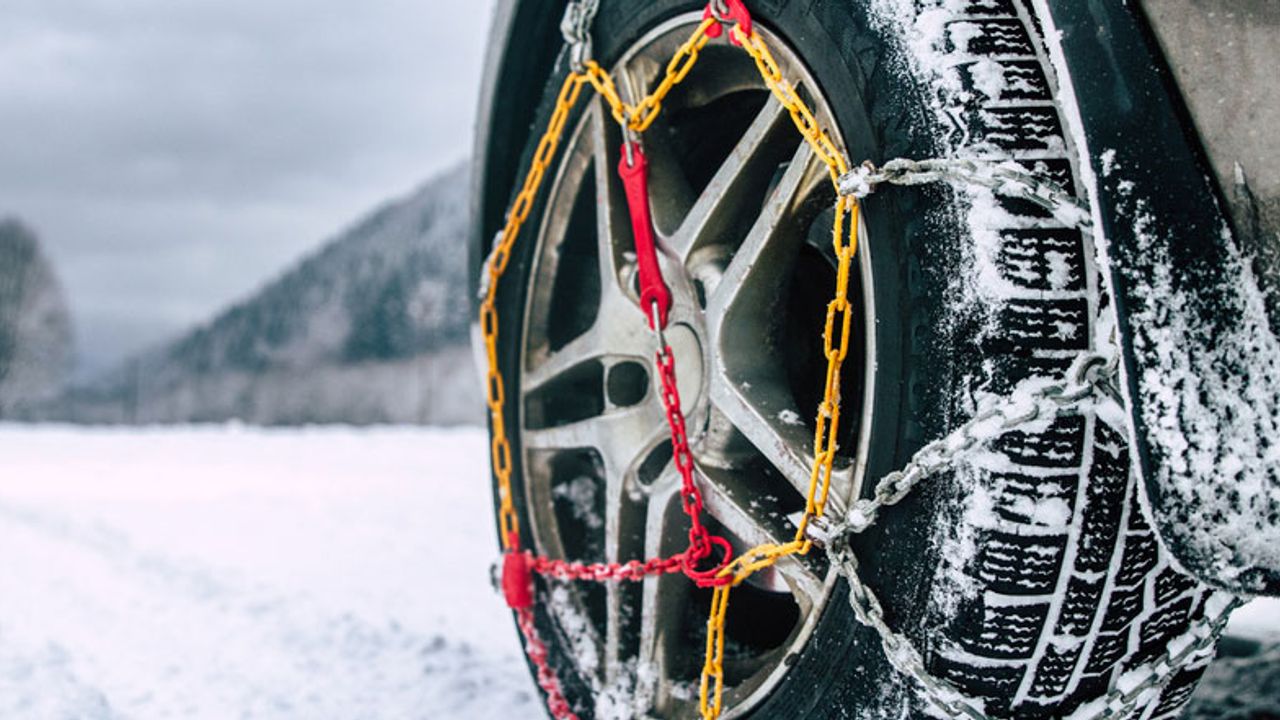 Kış şartlarında güvenli sürüş için kar zinciri, önlem için araç sigortanız yanınızda olsun