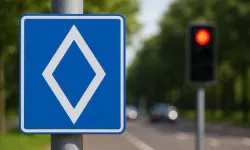 Yollarda yeni dönem başlıyor: 'Baklava dilimli' trafik tabelası tanıtıldı