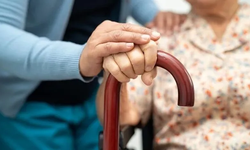 Yeni yönetmelik, yaşlı bakım sigortası için altyapıyı güçlendiriyor