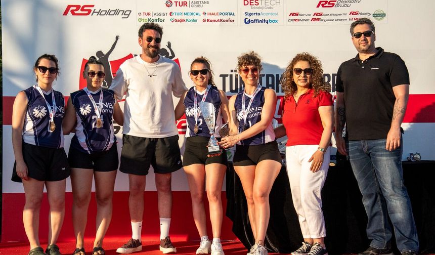 QNB Sigorta Kadın Voleybol Takımı Beach Volley MasteRS’ta üçüncülük kupasının sahibi oldu