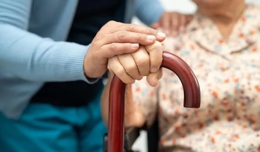 Yeni yönetmelik, yaşlı bakım sigortası için altyapıyı güçlendiriyor